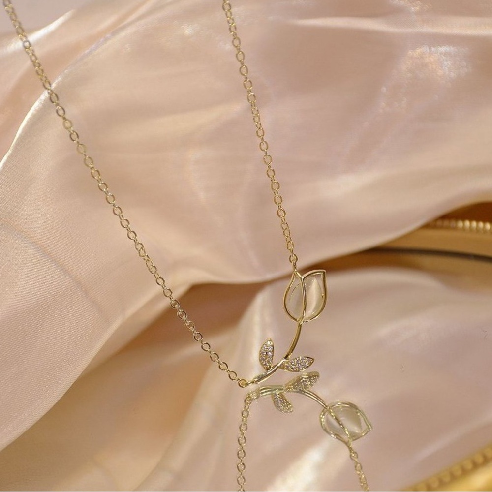 Elegant Gold Leaf Pendant Necklace
